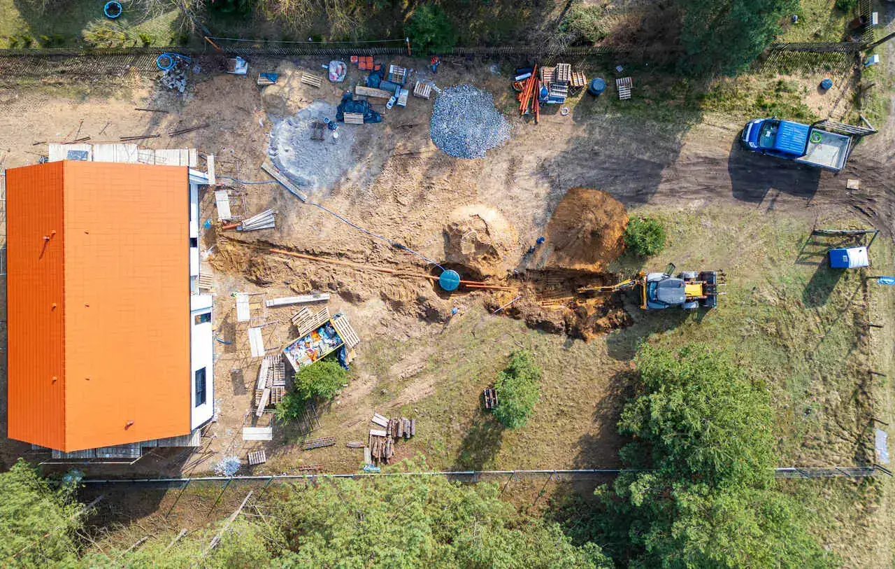 Montaż przydomowej biologicznej oczyszczalni ścieków EKO HOUSE przy domu jednorodzinnym – instalacja ekologicznego systemu oczyszczania ścieków
