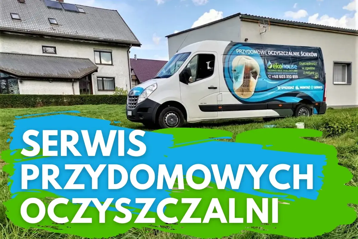 Serwis przydomowych biologicznych oczyszczalni ścieków – samochód serwisowy EkoHouse przed domem jednorodzinnym
